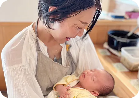 てっての助産師が、赤ちゃんを優しく抱っこしている産後ケアの風景。